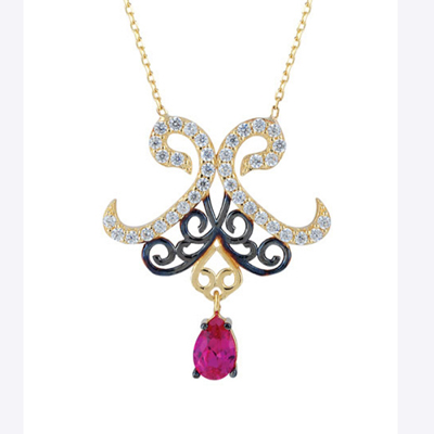 İki Vav Figürlü Mor Damla Taşlı Kolye